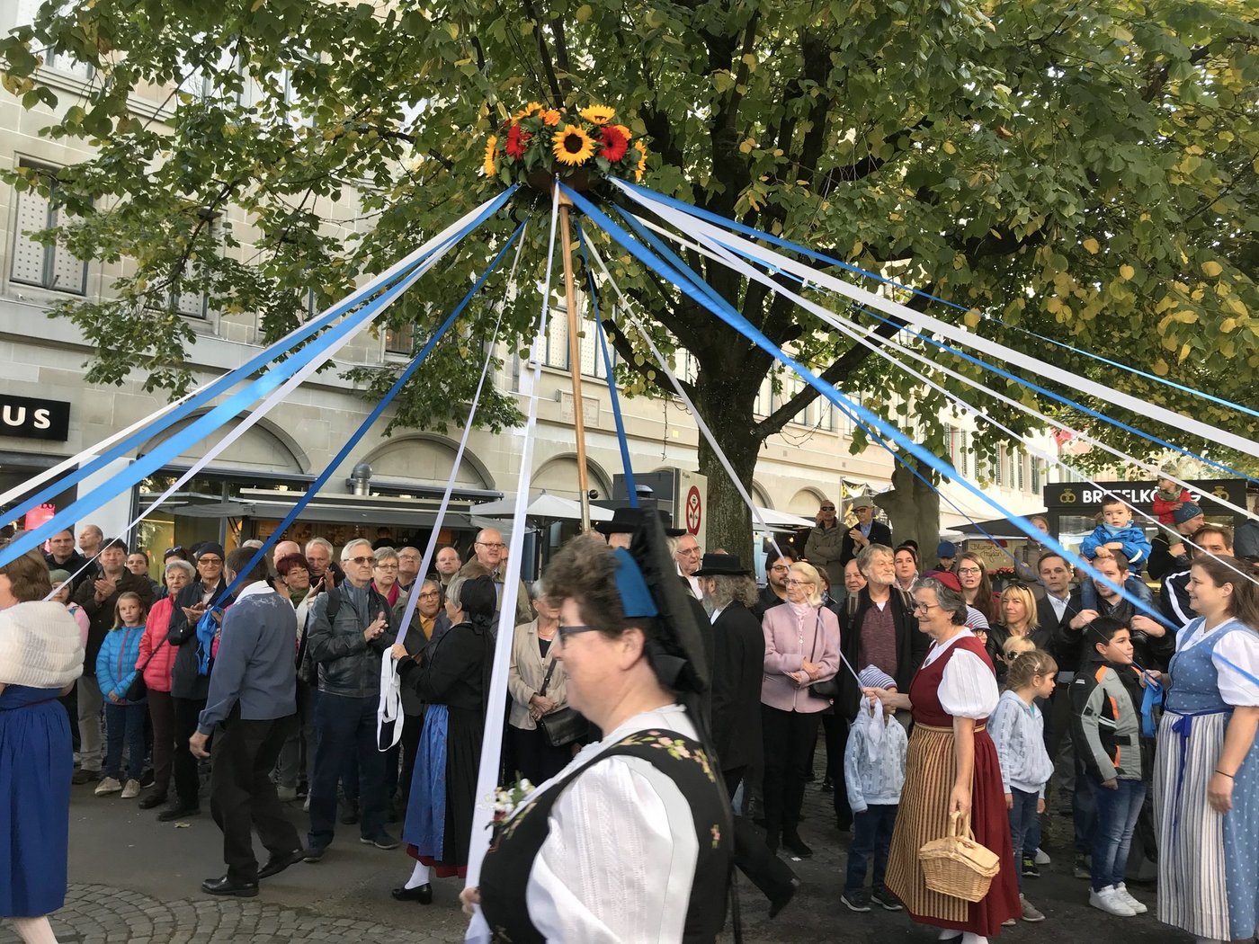 Die Zürcher Trachtenvereinigung brachte mit dem Maibaum den Frühling an die OLMA. (Bilder Alexandra Stückelberger)