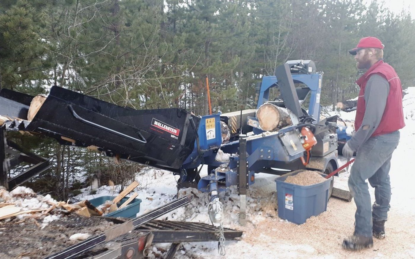 Bevor der Winter so richtig einbricht, muss noch Feuerholz gesägt werden. Als Hilfe wurde ein Feuerholz-Prozessor gekauft. Dieser ist sehr effizient und erspart viel Arbeit.  
