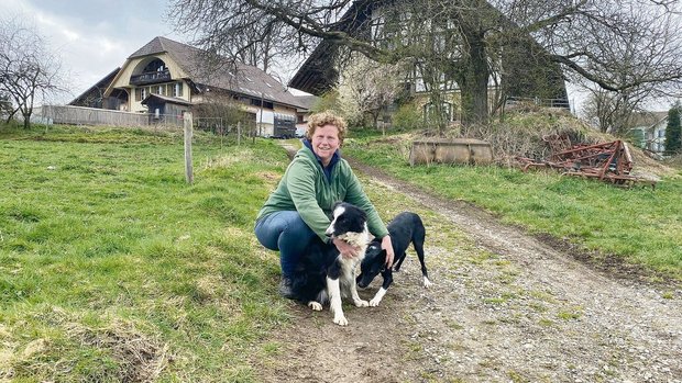 Melanie Reist mit ihren beiden Hündinnen Inola und Fearn hinter dem Biohof Schädeli. Die vierbeinigen Arbeitskolleginnen helfen der Bernerin jeweils, die Schafherde von einer Weide zur nächsten zu zügeln.