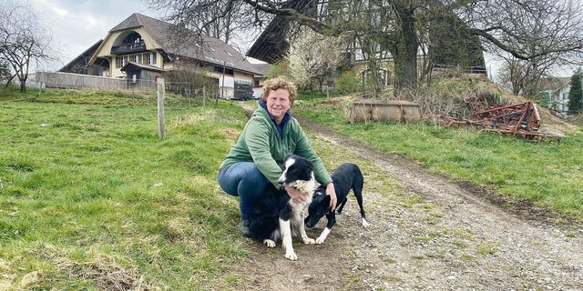 Melanie Reist mit ihren beiden Hündinnen Inola und Fearn hinter dem Biohof Schädeli. Die vierbeinigen Arbeitskolleginnen helfen der Bernerin jeweils, die Schafherde von einer Weide zur nächsten zu zügeln.