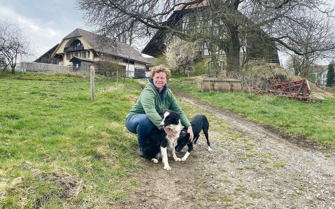 Melanie Reist mit ihren beiden Hündinnen Inola und Fearn hinter dem Biohof Schädeli. Die vierbeinigen Arbeitskolleginnen helfen der Bernerin jeweils, die Schafherde von einer Weide zur nächsten zu zügeln.