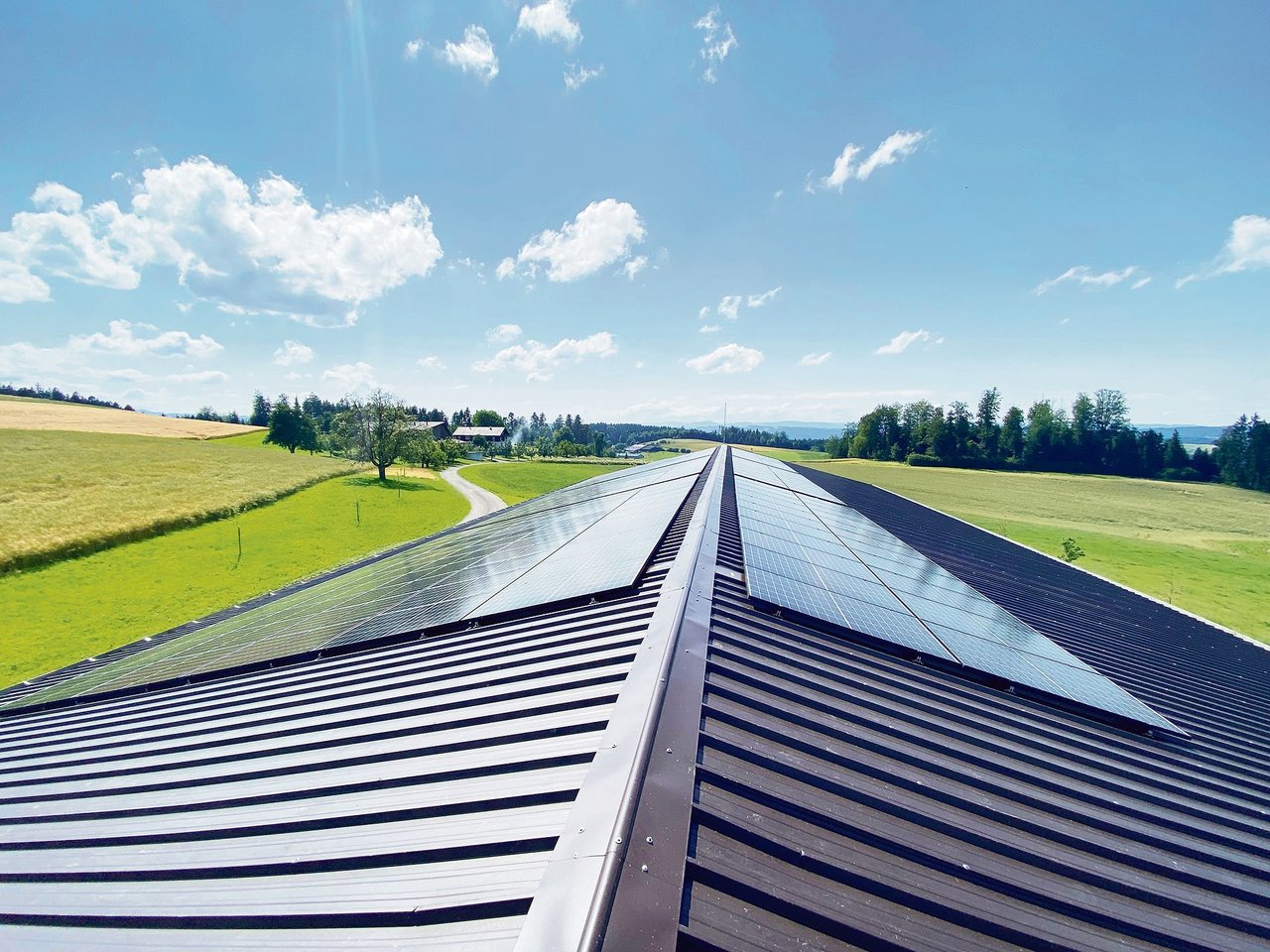 Photovoltaikanlage auf einem landwirtschaftlichen Ökonomiegebäude: Für die Solarbranche war 2020 ein Rekordjahr. (Bild Alectron)