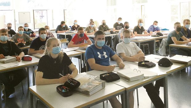 Hinter den Pulten: Die 23 Lernenden EFZ Landwirt/in 3. Lehrjahr vom BBZ Pfäffikon, am Lehrerpult steht Meryl-Georgina Meyer. (Bilder Meryl-Giorgina Meyer)