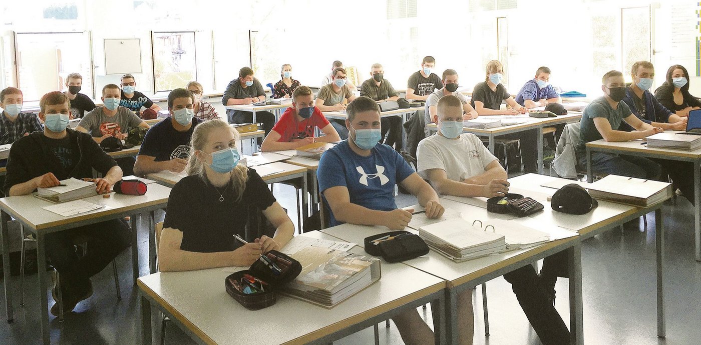 Hinter den Pulten: Die 23 Lernenden EFZ Landwirt/in 3. Lehrjahr vom BBZ Pfäffikon, am Lehrerpult steht Meryl-Georgina Meyer. (Bilder Meryl-Giorgina Meyer)