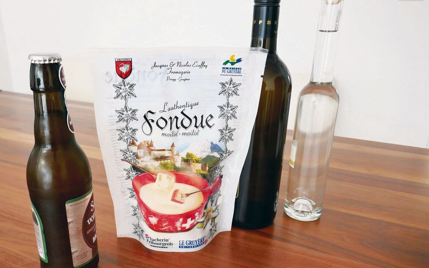 Es geht auch anders: Ein Käsefondue muss nicht zwingend mit Wein und Kirsch zubereitet werden. Als Alternative bieten sich Bier oder alkoholfreier saurer Most an.