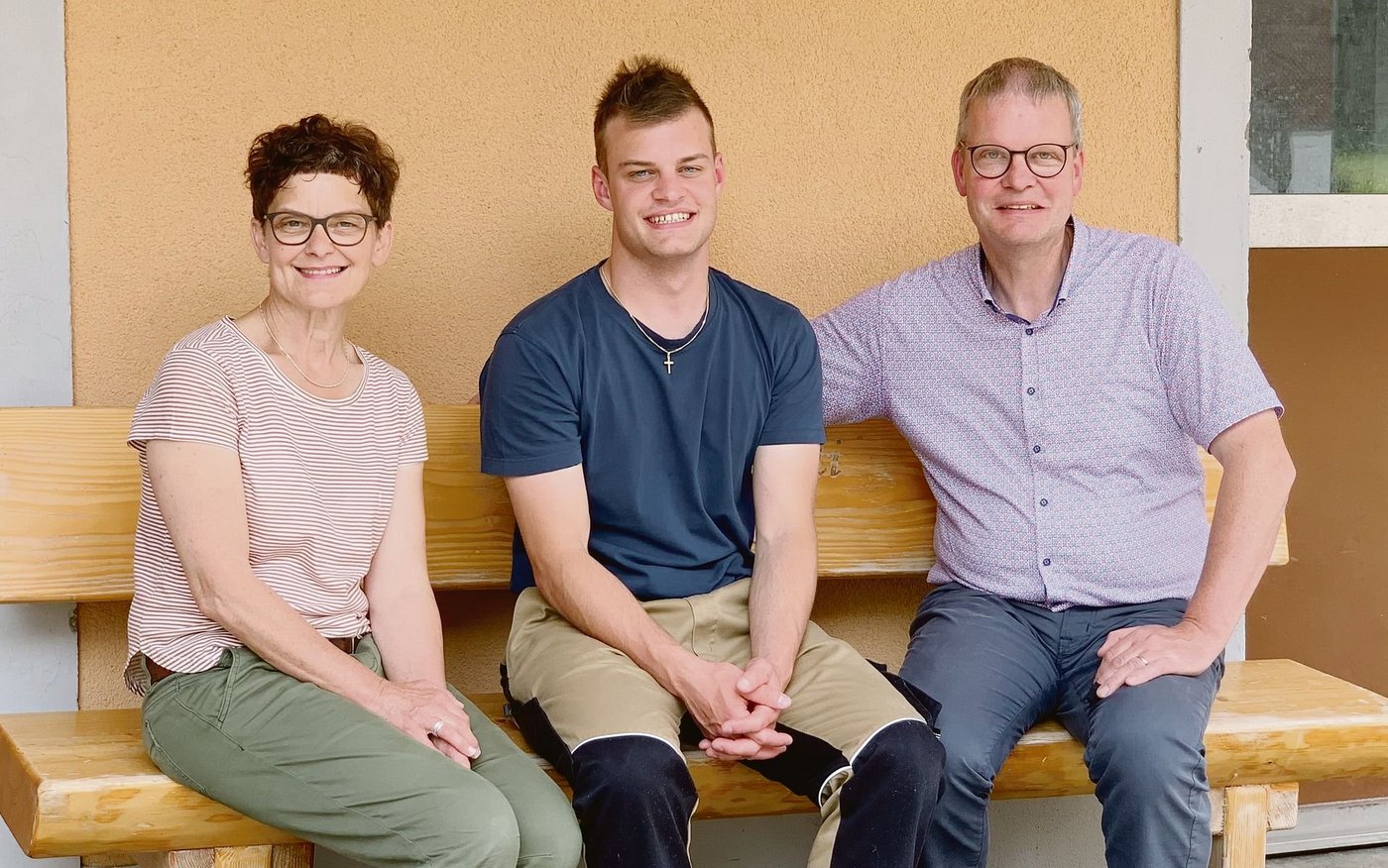 Stolze Eltern auf dem Bänkli vor dem Haus: Irene und Thomas Fischer freuen sich über die Auszeichnung für ihren Sohn Markus.(Bilder Sam Rolli)