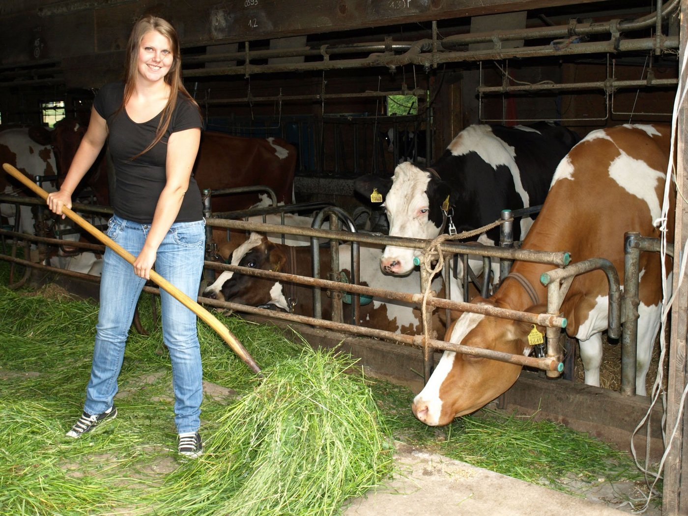 Für Sonja Geiser ist harte, körperliche Arbeit kein Problem. Sie will in einigen Jahren den Hof ihrer Eltern übernehmen. Nina Schär ... (nächstes Bild) (Bilder: ki)
