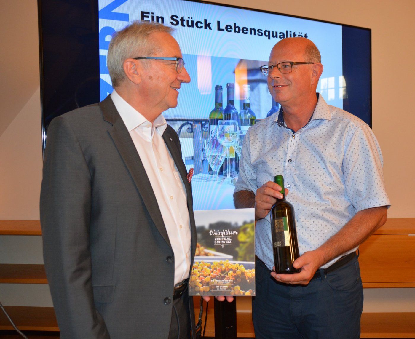 Regierungspräsident Robert Küng (l.) im Gespräch mit Rebbaukommissär Beat Felder bei der Medienorientierung zur Lancierung des Wettbewerbs ‘Luzerner Wein des Jahres’. (Bild Josef Scherer)