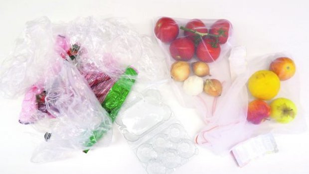 Das Ziel jedes Einkaufs sollte sein, möglichst wenig Plastik mit nach Hause zu nehmen. Wiederverwendbare Früchte- und Gemüsebeutel können dabei helfen. (Bild Marlis Hodel)
