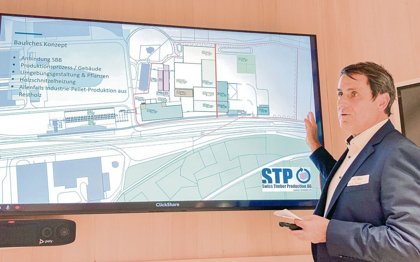 Christian Käser von der Kuratle Group erläutert das Baukonzept für das grosse Holzverarbeitungswerk auf dem bahnerschlossenen, über 6 Hektaren grossen Areal in Full AG. 