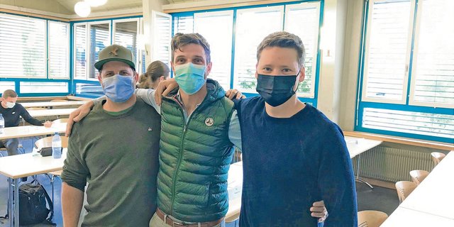 Lukas (in der Mitte) mit seinen Berufsschulkollegen Sändu (Sandro Grimm, links) und Ädu (Adrian Küenzi) im Prüfungszimmer.  (Bild Lukas Streit)