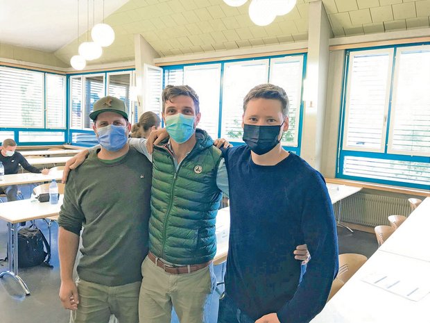 Tagebuch: Lukas Streit schaut zurück auf die Zeit als Lernender Lukas (in der Mitte) mit seinen Berufsschulkollegen Sändu (Sandro Grimm, links) und Ädu (Adrian Küenzi) im Prüfungszimmer. (Bild Lukas Streit)