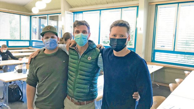 Tagebuch: Lukas Streit schaut zurück auf die Zeit als Lernender Lukas (in der Mitte) mit seinen Berufsschulkollegen Sändu (Sandro Grimm, links) und Ädu (Adrian Küenzi) im Prüfungszimmer. (Bild Lukas Streit)