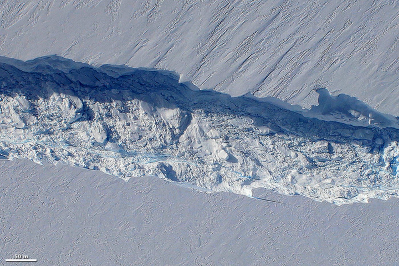 Am Pine Island Glacier wird ein Eisberg "geboren". (BIld:  NASA's Earth Observatory)