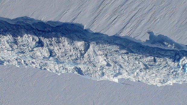 Am Pine Island Glacier wird ein Eisberg "geboren". (BIld: NASA's Earth Observatory)