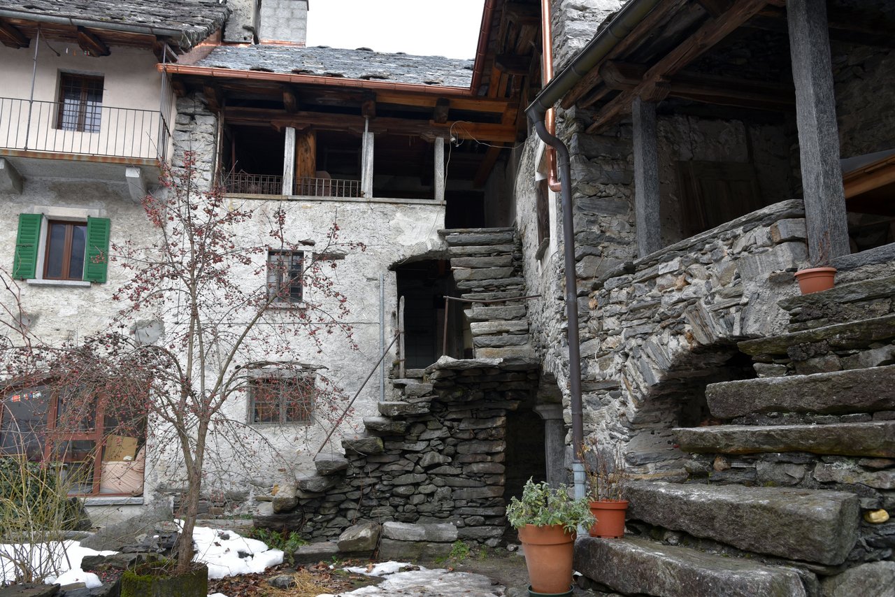Das Haus Casa Portico in Moghegno ist eines von zwei ersten Objekten, das die Stiftung Ferien im Baudenkmal mit Unterstützung der Schweizer Berghilfe in Stand stellt. (Bild zVg)