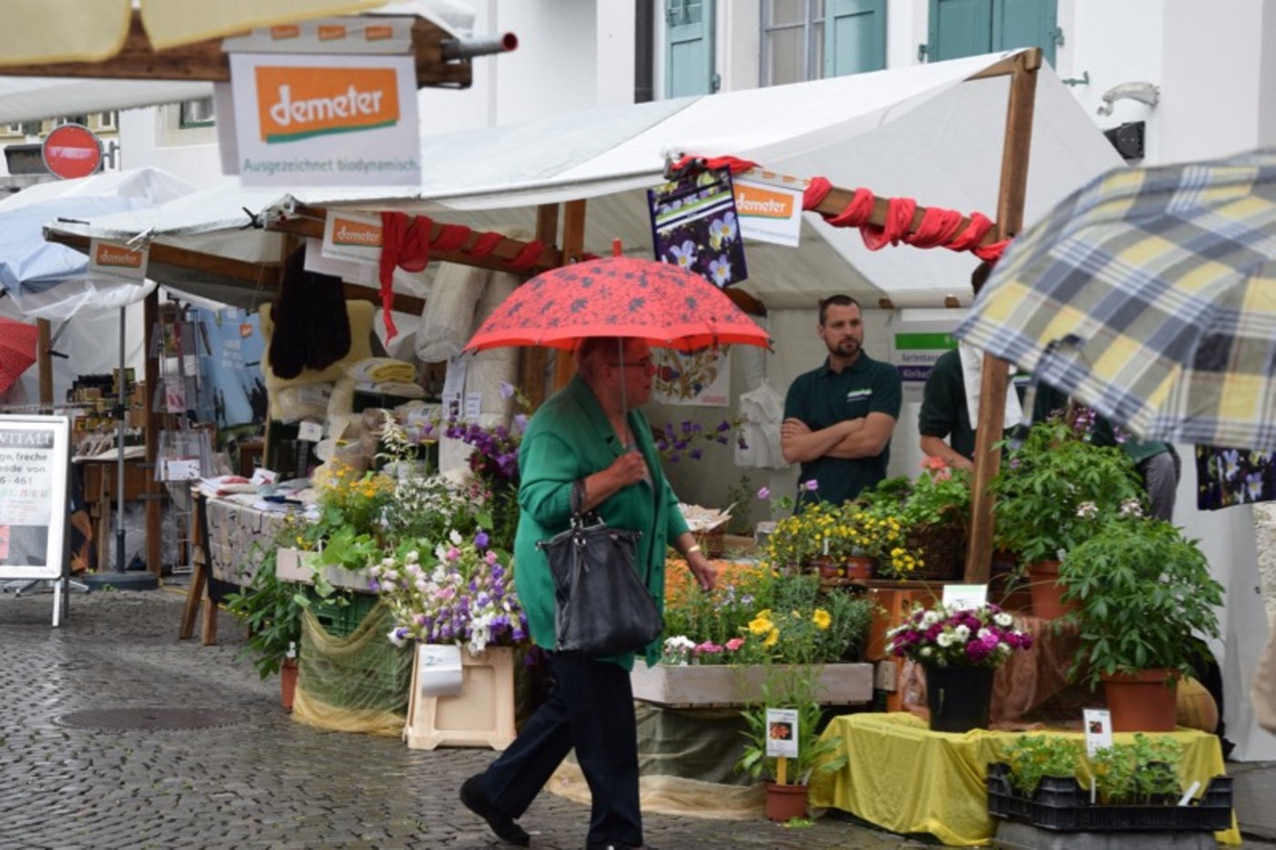 Das Wetter war wechselhaft. Trotzdem hielt dies die Besucher nicht davon ab an den Bio Marchö zu kommen. (Bild jba)