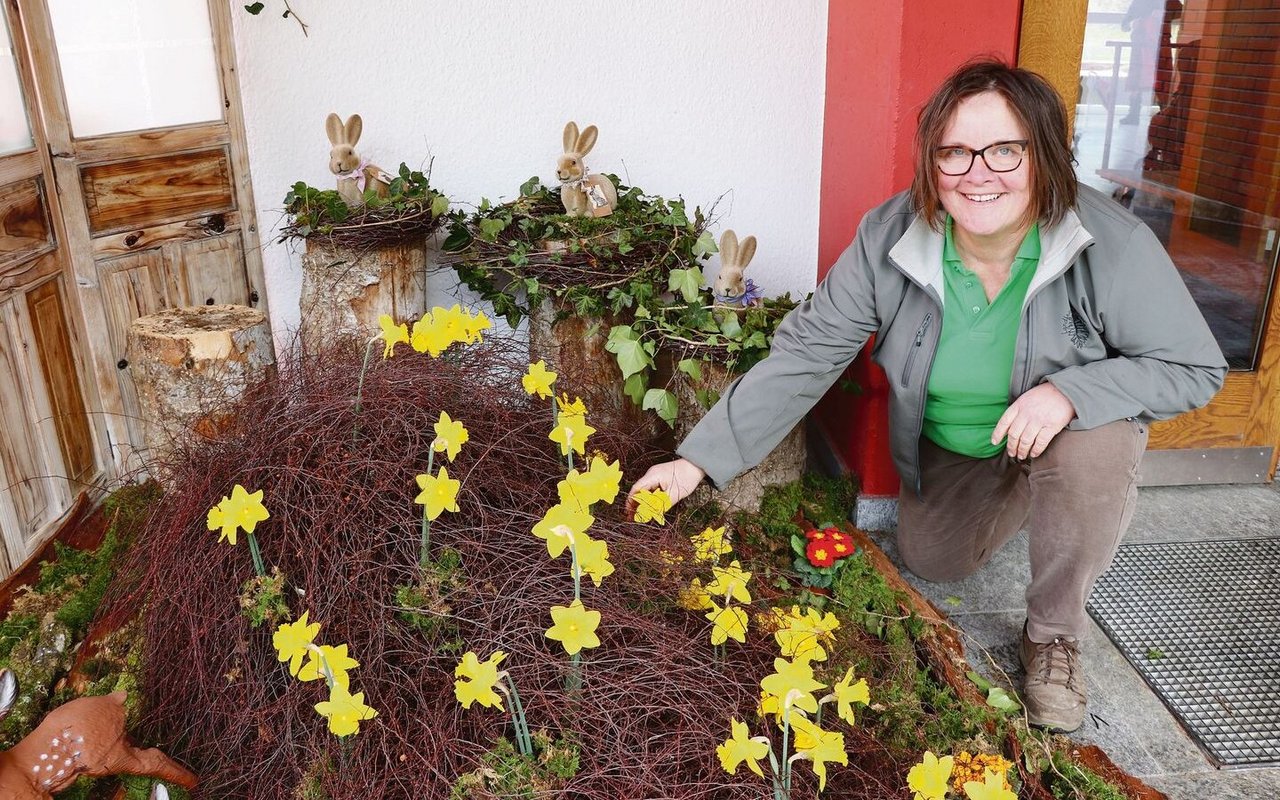 Gartenrückschnitt eignet sich bestens für Dekorationen. Ruth Bolliger, Präsidentin der Schlossrueder Landfrauen und gelernte Gärtnerin, setzt für die Marktvorbereitung ihre Ferien ein. 