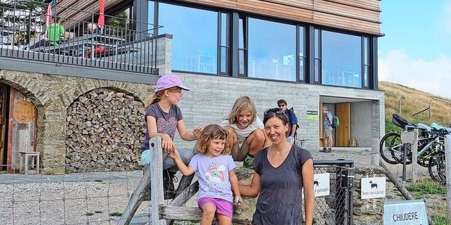 Übernachtungsausflug ins Tessin: Heidi Schwaiger und ihre Kinder vor der Capanna Monte Bar in Capriasca.