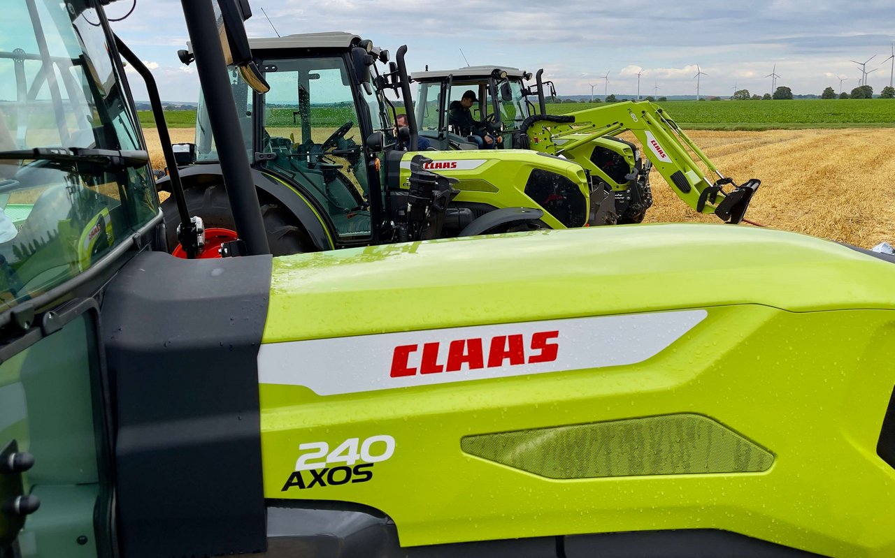 Kompakt-Traktoren Claas Elios 200, Elios 300 und Axos 200 hintereinander.