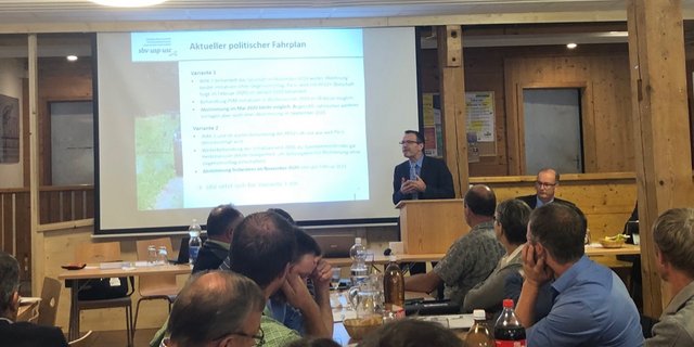 Wie sieht der weitere politische Fahrplan zu den Trinkwasser- und Pestizidverbotsinitiativen aus? Laut Urs Schneider (stehend) gibt es zwei Varianten. Es könnte frühestens im Mai 2020 abgestimmt werden, aber auch November 2020 oder noch später werden. (Bild jw)