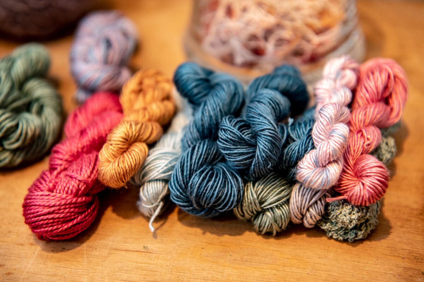 Das Seiden-Atelier färbt Grane in über 40 Farben. (Foto: Marion Nitsch)