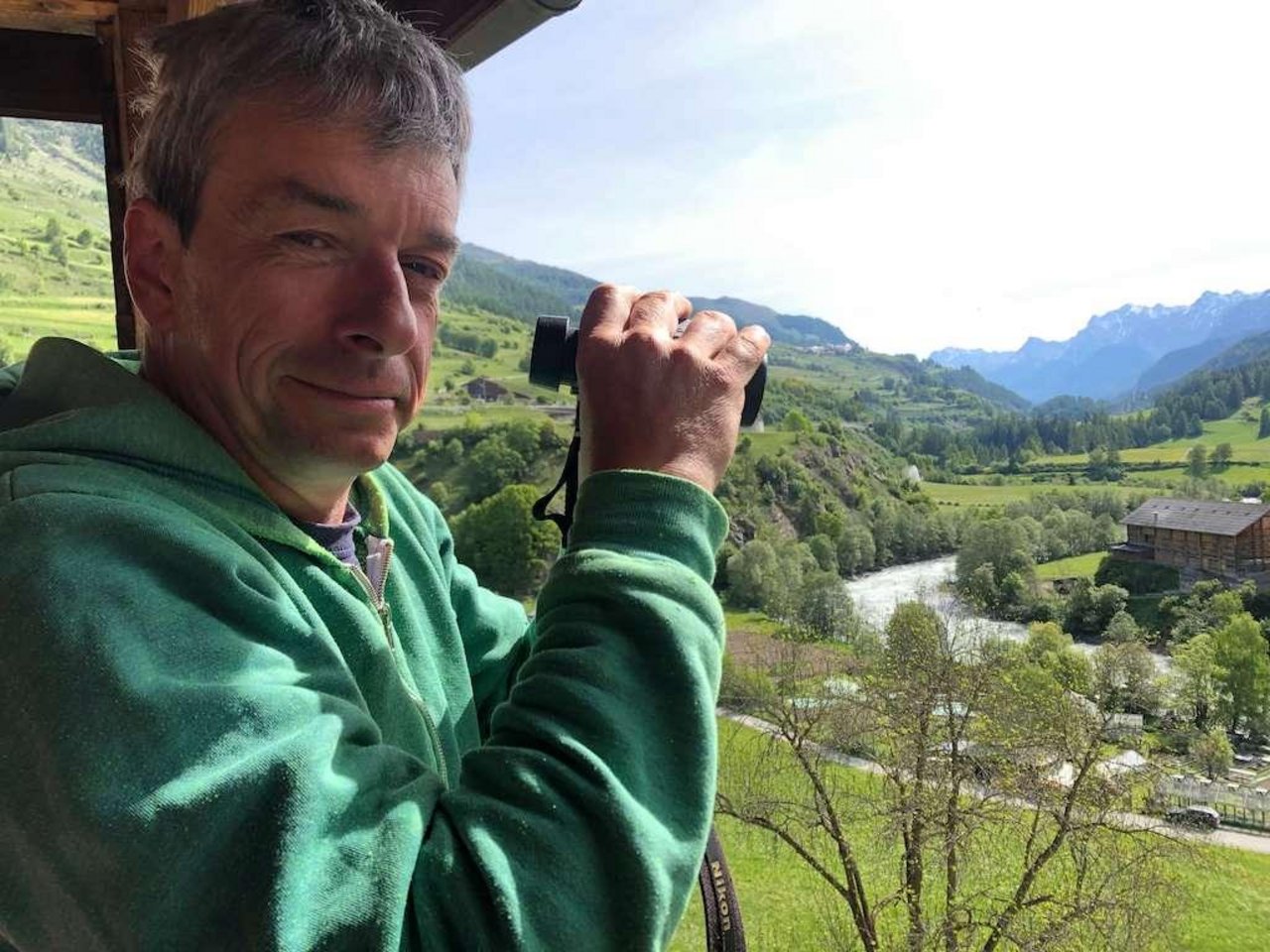 Im Graubünden organisiert Jürg Wirth die Suche nach Nestern des Braunkehlchens. Die Vogelart ist im Mittelland praktisch vollständig verschwunden. (Bild et)