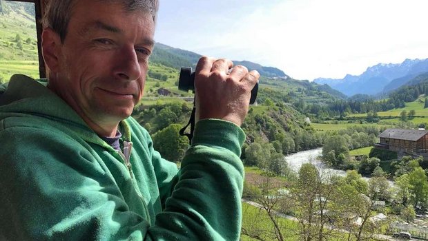 Im Graubünden organisiert Jürg Wirth die Suche nach Nestern des Braunkehlchens. Die Vogelart ist im Mittelland praktisch vollständig verschwunden. (Bild et)