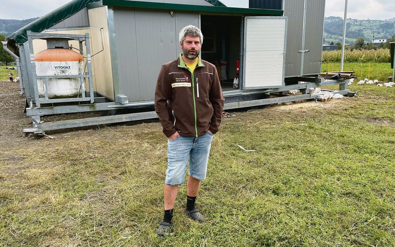 Michel Bischof vor seinem Wördekemper-Rundbogenstall auf Kufen. Bischofs mästen darin Ribelmaispoularden. 