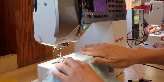 In den Ausbildung Bäuerin mit Fachausweis ist Flicken immer noch Pflicht. Im Unterricht bekommt man kreative Tipps und Tricks, so macht Flicken sogar Spass.