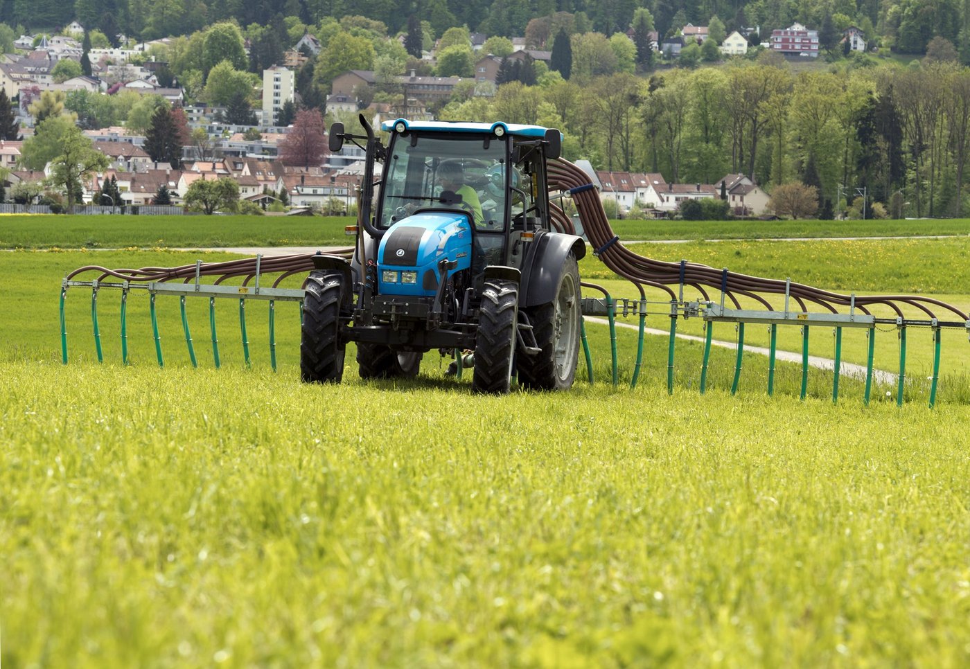 IP-Suisse will die Treibhausgasemissionen ihrer Labelbetriebe u. a. durch den Einsatz von Schlepp-schläuchen reduzieren. Bis 2020 wird sie ein Punktesystem dazu ausgearbeitet haben. (Bild Agroscope)