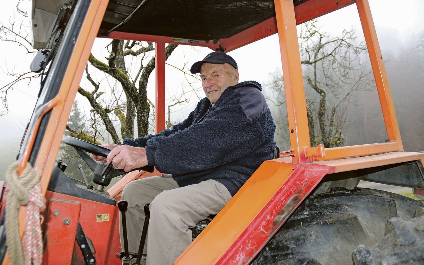 Der 91-jährige Landwirt Hans Vogt liebt seinen 30 Jahre alten Fiat-Traktor.