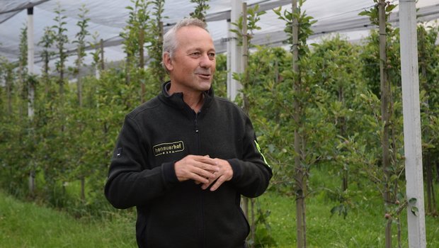 Betriebsleiter Kurt Henauer gab den ein oder anderen Tipp zum Komposteinsatz im Obstbau. (Bilder sgi)