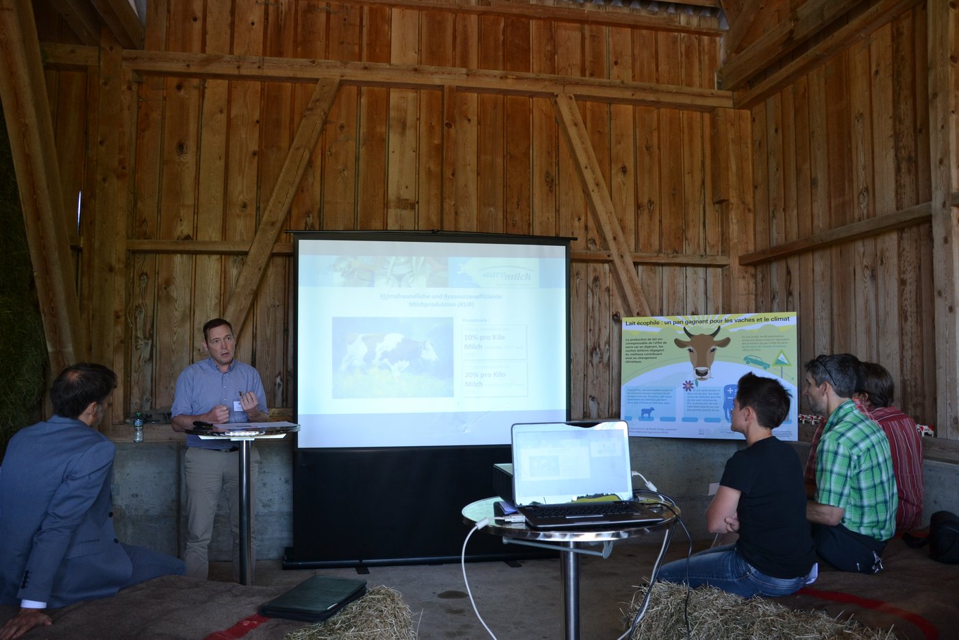 Die Pressekonferenz fand auf dem Gysihof statt. Nach den Vorträgen von Daniel Imhof (Nestlé), Adrian Aebi (BLW) und Donat Schneider (Aaremilch) führte Rahel Joss die Journalisten kurz über den Betrieb.