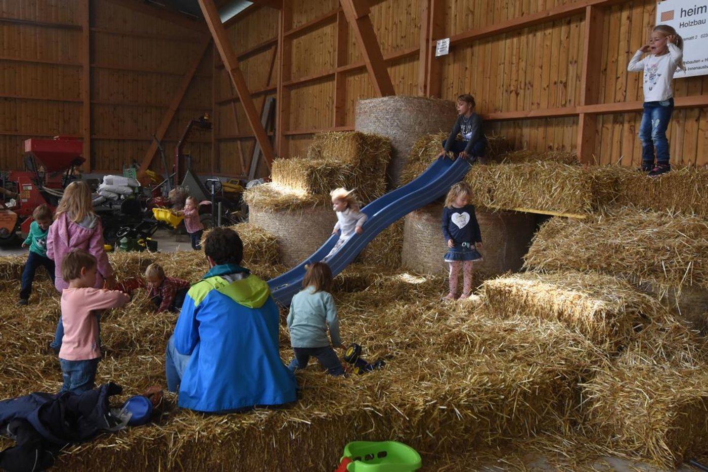Ein riesiger Spielplatz im Stroh mit einer Rutschbahn ist auch für die kleinen Gäste immer wieder eine spannende Attraktion. (Bild Andreas Walker)