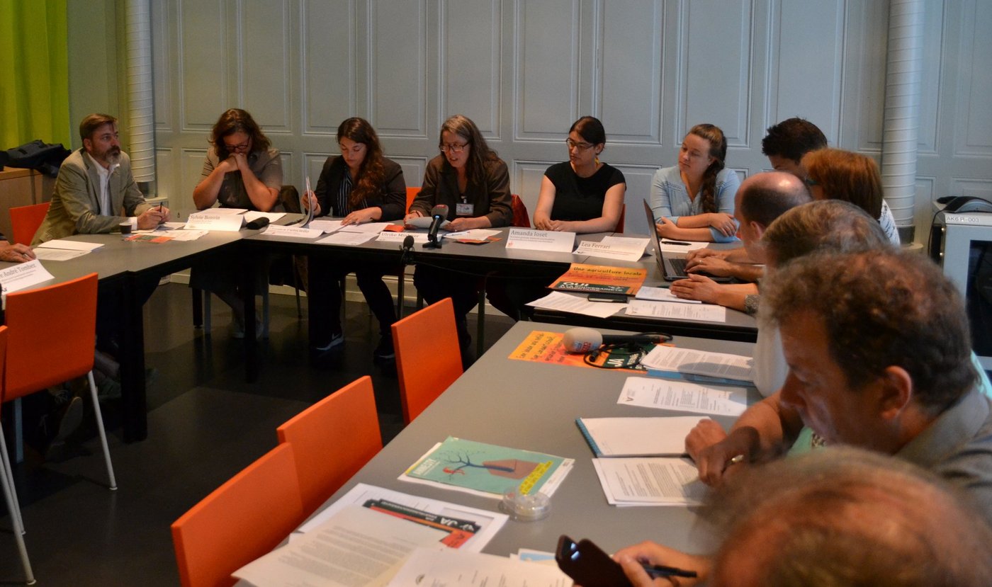 Bäuerin und Vizepräsidentin der Allianz für Ernährungssouveränität Ulrike Minkner (am Mikrofon) glaubt, mit ihrer Initiative die Wertvermehrung in der Region halten zu können. (Bild Debora Moos)