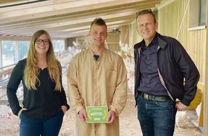 Der Lehrling des Jahres im Wintergarten des Hühnerstalls, umrahmt von Projektleiterin Eleonora Massini von der Schweizer Agrarmedien AG und BauernZeitungs-Chefredaktor Adrian Krebs. (Bilder Samuel Rolli)