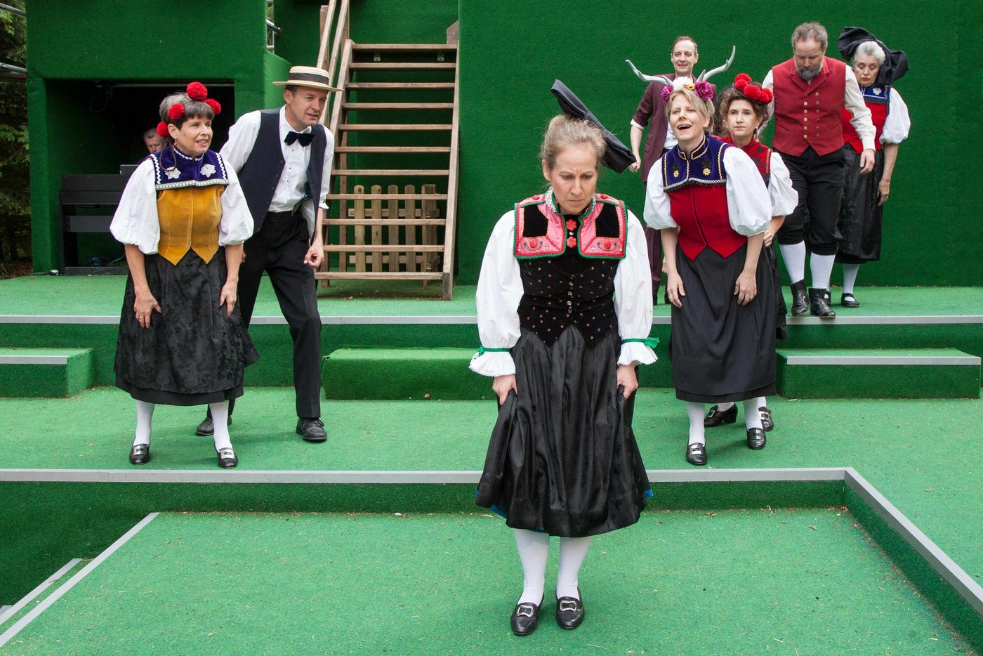 Auch in schöner Kleidung, hat es Hausmädchen Barbara nicht leicht. (Bilder zVg)