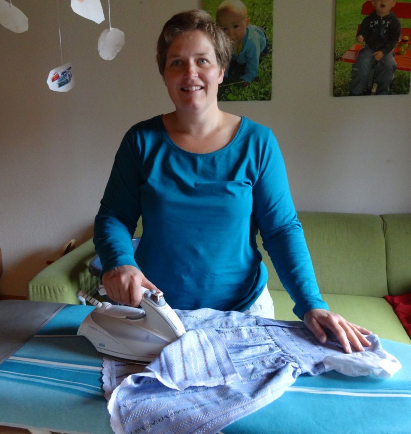 In Ruhe bügeln – ausnahmsweise ist das möglich. Weil die zwei Kinder von Ariane und Urs Spühler gerade   einige Tage in den Ferien sind. (Bild: Margreth Rinderknecht)