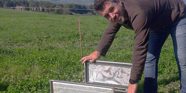 Empa-Forscher Erkan Ibraim kontrolliert eine der Flusskammern, die Lachgasemissionen aus dem Boden auffangen. (Bild Empa)