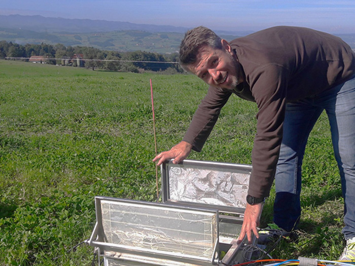 Empa-Forscher Erkan Ibraim kontrolliert eine der Flusskammern, die Lachgasemissionen aus dem Boden auffangen. (Bild Empa)
