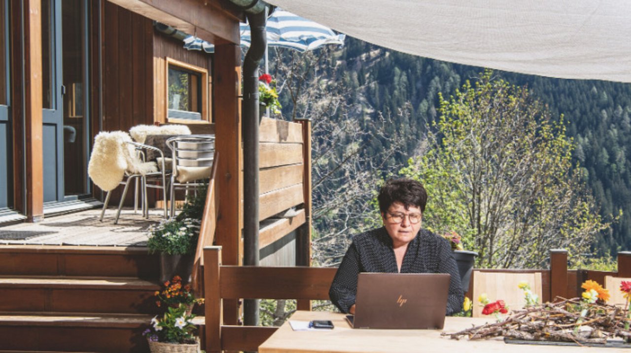 Das Verbandspräsidium bringt einiges an Schreibarbeit mit sich, die Karin Niederberger an schönen Tagen am liebsten auf der Terrasse in Angriff nimmt. (Bild Marion Nitsch)