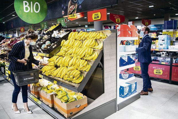 Die Bio-Ecke in einem Aldi in der Schweiz: Nur zu gerne würde der deutsche Discounter hier Produkte mit der Bio-Suisse-Knospe in die Regale stellen. Das darf er aber nicht, genau so wenig wie Mitbewerber Lidl. (Bild Keystone)