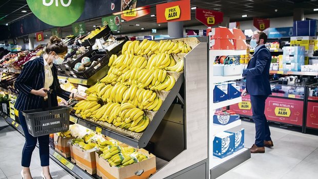 Die Bio-Ecke in einem Aldi in der Schweiz: Nur zu gerne würde der deutsche Discounter hier Produkte mit der Bio-Suisse-Knospe in die Regale stellen. Das darf er aber nicht, genau so wenig wie Mitbewerber Lidl. (Bild Keystone)