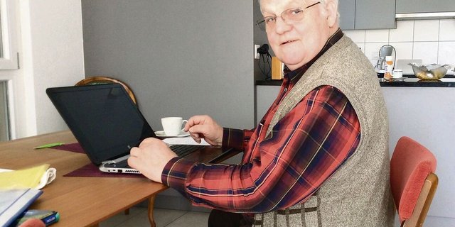 Christian Siegenthaler leidet seit den 60er-Jahren an Morbus Bechterew. Dabei handelt es sich um eine chronisch-entzündliche rheumatische Erkrankung mit starken Schmerzen und einer Versteifung von Gelenken.  