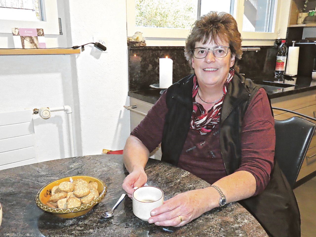 Marianne Walther-Jordi ist dankbar, gemeinsam mit ihrem Mann auf dem Hof zu arbeiten. Auch wenn die Arbeit als Bäuerin streng ist, für eine Kaffeepause findet sie meist die nötige Zeit. (Bild Barbara Heiniger)