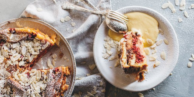 Rezept: Rhabarber-Himbeeren-Brioche-Torte mit dunkler Schokolade. 