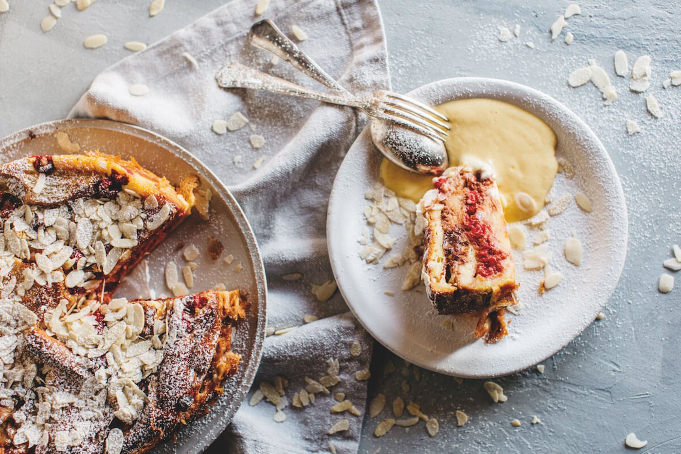Rezept: Rhabarber-Himbeeren-Brioche-Torte mit dunkler Schokolade. 