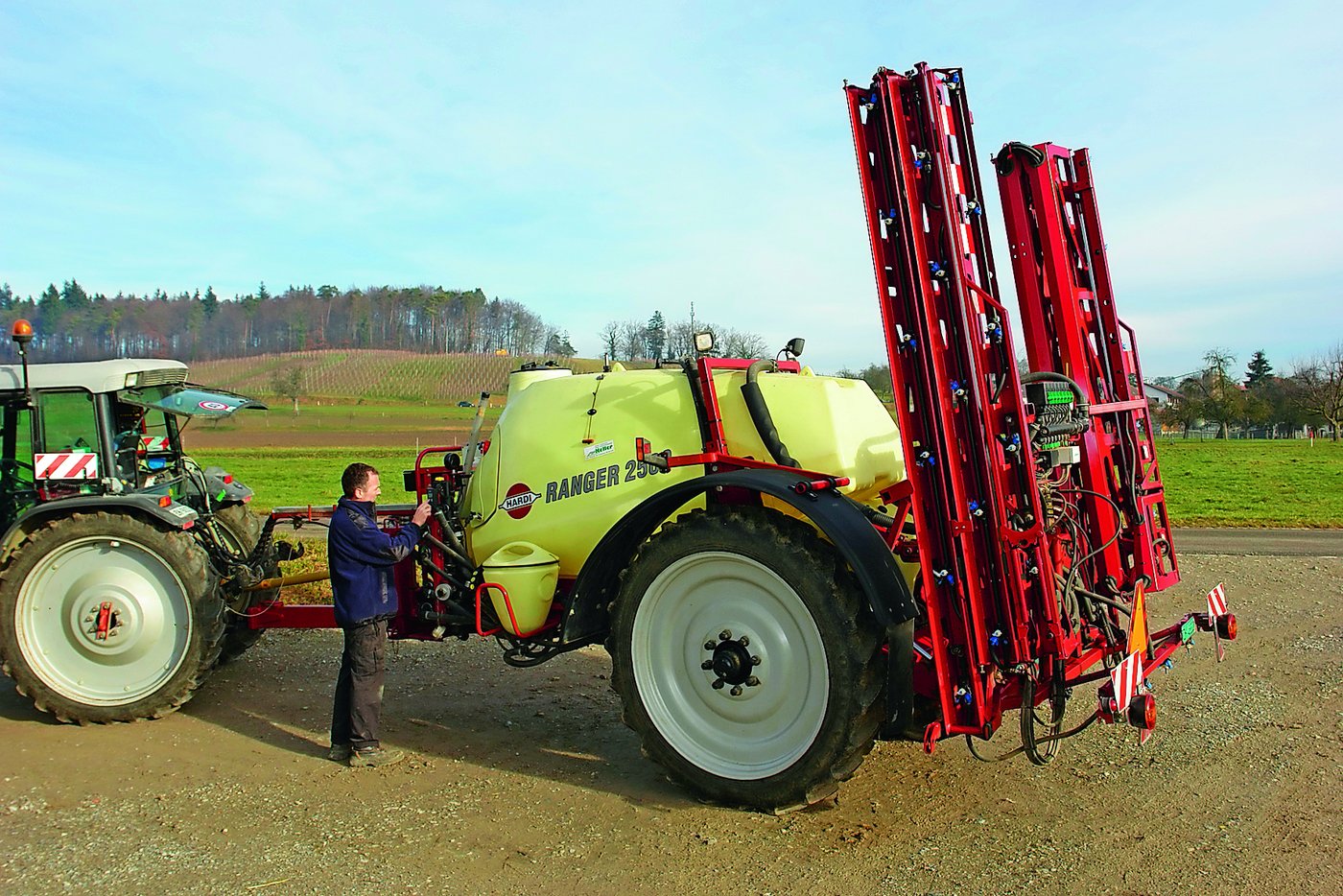 <p class="Bildlegende_Bildlegende_x05">Hardi Ranger 2500 mit 18 Metern Arbeitsbreite. Die Spritze ist mit einer kontinuierlichen Innenreinigung nachgerüstet. (Bild: Katharina Scheuner)</p>