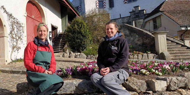 Die Gärtnerinnen Tanya van der Laan und Melissa Gögele (rechts) lieben ihren Arbeitsplatz auf Schloss Wildegg. (Bild Ruth Aerni)